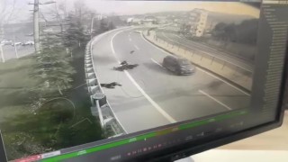 Motosikletlinin öldüğü feci kaza kamerada