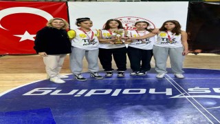 MTK Koleji basketbol 3x3te genç kızlar ve genç erkekler kupaları kazandı