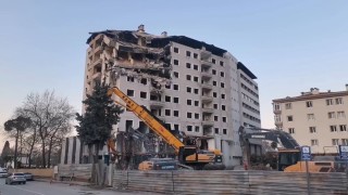 Mudanyada 11 katlı binanın yıkım anı kameraya yansıdı