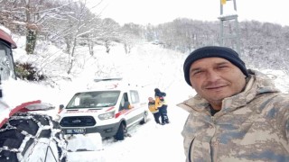 Muhtar karla kapanan yolu traktörle açtı, sağlık ekipleri KOAH hastasına ulaştı