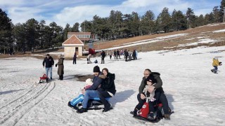 Murat Dağı Termal Kayak Merkezi, kayakseverlerin akınına uğradı