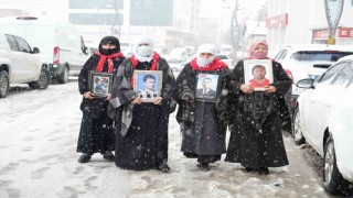 Muşta aileler kar altında evlat nöbetini sürdürüyor