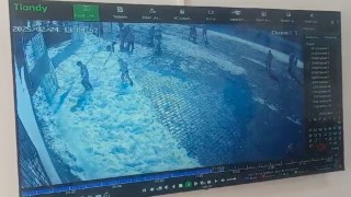 Muş’ta Çatından Kopan Buz Öğrencinin Başına Düştü