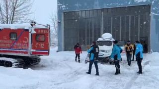 Muşta yolu kardan kapanan köydeki hasta zorlu mücadele ile hastaneye ulaştırıldı