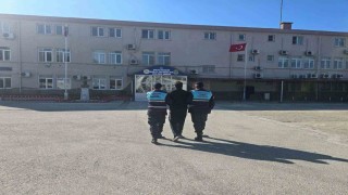 Nazillide 2 aranan şahıs yakalandı