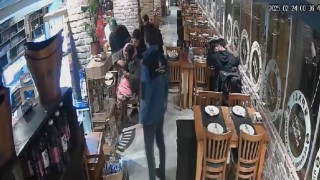Nefes borusuna yiyecek takılan İngiliz turisti, garsonun Heimlich manevrası kurtardı