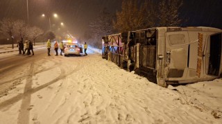Nevşehirde buzlu yolda devrilen yolcu otobüsündeki 5 kişi yaralandı