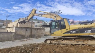 Nizip Belediyesi, tehlike arz eden metruk binaları yıktı
