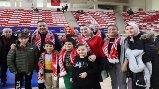 Öğrenciler, ‘Erkekler Voleybol 1. Lig Yükselme Maçlarını tribünden takip etti