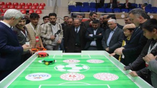 Öğrenciler, futbol oynayan robotlar geliştirdi