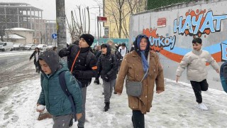Öğrenciler tatil haberini kar topu oynayarak kutladı