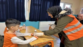 Öğrencilere dezenfektan hediye edildi