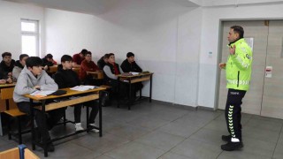 Öğrencilere trafik kuralları anlatıldı