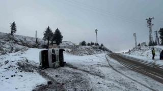 Okul servisi karlı yolda devrildi, öğrenciler korku dolu anlar yaşadı