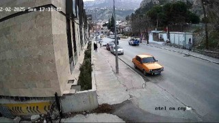 Önüne çıkan otomobile çarparak takla atan motosiklet sürücüsü şok geçirdi: O anlar kamerada