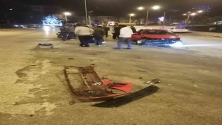 Orta refüje çarpan otomobil sürücüsü yaralandı