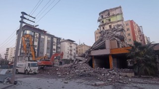 Osmaniye’de Ağır Hasarlı Binaların Yıkımı Sürüyor