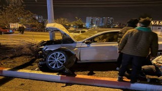 Osmaniyede otomobil refüjdeki ağaca çarptı: 1 yaralı
