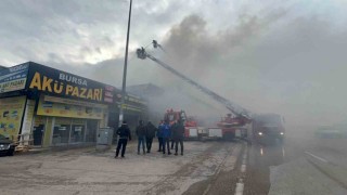 Oto aksesuar dükkanında çıkan yangın başka bir iş yerine sıçradı