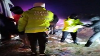 Otobüs ve minibüs kara saplandı, mahsur kalan 53 kişiyi polis kurtardı