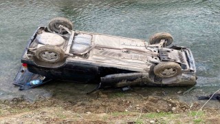 Otomobil dereye uçtu, Araç kendi gitti dedi