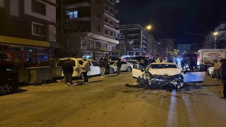 Otomobil ile çarpışan itfaiye aracı park halindeki araçlara vurdu: 1 yaralı