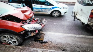 Otomobil ile minibüs çarpıştı: 1 yaralı