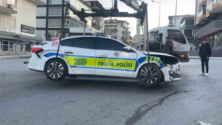 Otomobil ile polis aracı çarpıştı: 1i çocuk 4 yaralı