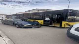 Otomobil ile yolcu otobüsü çarpıştı: 2 yaralı