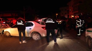 Otomobil, park etmeye çalışan kamyonete çarptı: 1 ölü, 4 yaralı
