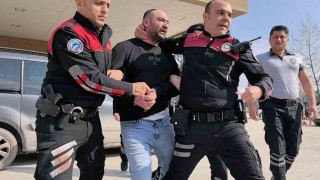 Otomobilde uyuya kaldı, kimlik soran polislere saldırınca etkisiz hale getirildi
