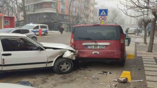 Otomobilin park halindeki araçlara çarptığı kaza anı güvenlik kameralarına yansıdı