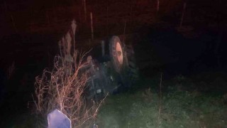 Otomobilin traktöre arkadan çarptığı kazada 2 kişi yaralandı