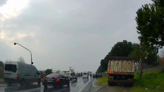 Otomobille çarpışan kamyon ağaca çarparak durabildi:1 yaralı