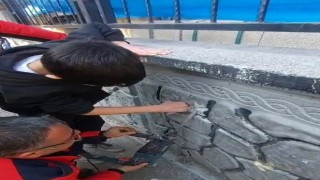 Oyun oynarken parmağını duvara sıkıştırdı