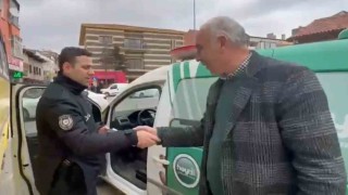 Özel halk otobüsünde unutulan telefonu polise teslim etti