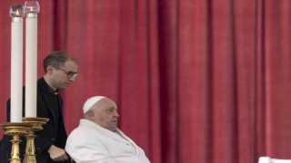 Papa Francisin her iki akciğerinde de zatürre başlangıcı olduğu tespit edildi
