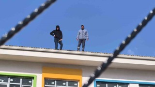 İnegöl'de Maaşlarını Alamayan İşçiler Çatıya Çıktı