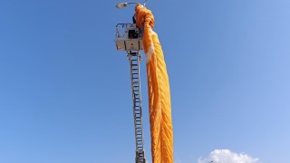 Paraşütçünün gökyüzü sefası aydınlatma direğine takıldı