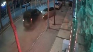 Park halindeki araca çarpıp kaçtı: O anlar kamerada