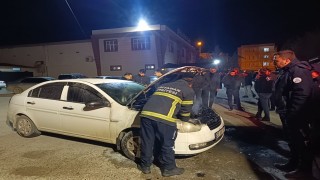 Park halindeki otomobil alev aldı