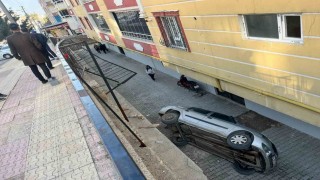 Park halindeki otomobil apartman boşluğuna düştü