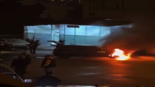 Park halindeki otomobilde çıkan yangını vatandaşlar söndürdü