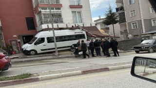 Park halindeki servis minibüsü kayarak dükkana girdi