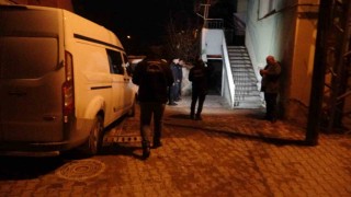 Pencereden girdiği evde husumetlisini silahla yaralayıp kaçtı