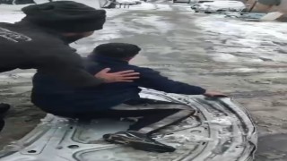 Pendikte gençlerin kar eğlencesi: Araç kaportasıyla kaydılar