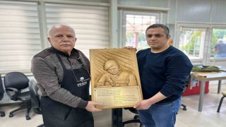 Pendikte işitme engelli kursiyerden anlamlı eser: Ömer Halisdemirin ahşap portresini yaptı