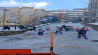 Pendikte karın temizlenmesini istemeyen çocuklar kar küreme aracını kar topu ile püskürttü