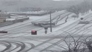 Pendikte karlı yolda kontrolden çıkan kamyon yokuş aşağı kaydı