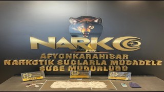 Polis aradığı uyuşturucuyu aracın sigorta kutusunda buldu
